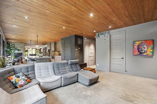 Salon - 2 Route 329, Gore, QC - Indoor