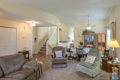 109-3400 Wilson Street, Penticton, BC - Indoor Photo Showing Living Room