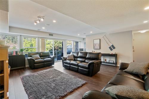 3-1130 Riverside Avenue, Sicamous, BC - Indoor Photo Showing Living Room