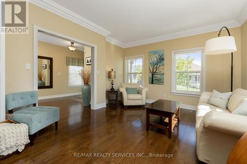 74 North Riverdale Drive, Caledon, ON - Indoor Photo Showing Living Room