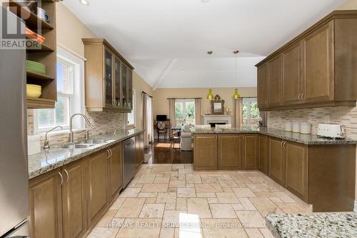 74 North Riverdale Drive, Caledon, ON - Indoor Photo Showing Kitchen With Double Sink
