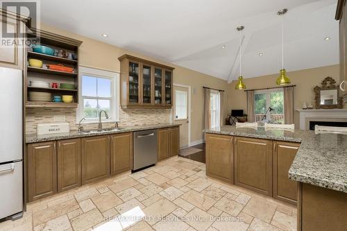 74 North Riverdale Drive, Caledon, ON - Indoor Photo Showing Kitchen