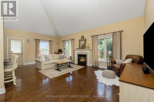 74 North Riverdale Drive, Caledon, ON - Indoor Photo Showing Living Room With Fireplace