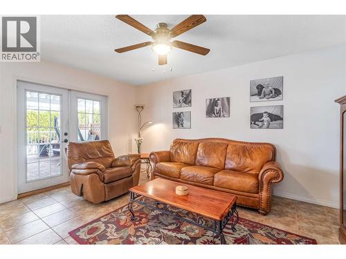 1125 Keyes Road, Kelowna, BC - Indoor Photo Showing Living Room