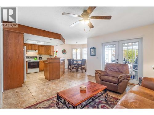 1125 Keyes Road, Kelowna, BC - Indoor Photo Showing Living Room