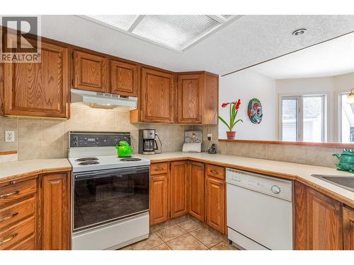 1125 Keyes Road, Kelowna, BC - Indoor Photo Showing Kitchen