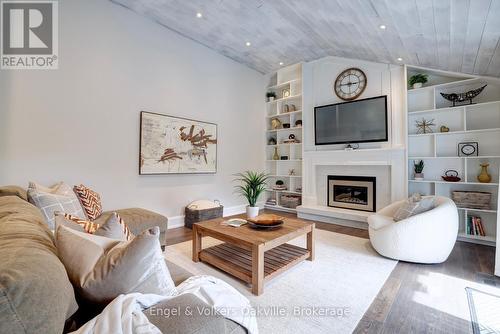 262 Vinova Court, Oakville (Sw Southwest), ON - Indoor Photo Showing Living Room With Fireplace