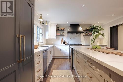 262 Vinova Court, Oakville (Sw Southwest), ON - Indoor Photo Showing Kitchen