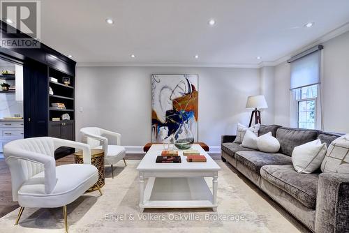 262 Vinova Court, Oakville (Sw Southwest), ON - Indoor Photo Showing Living Room