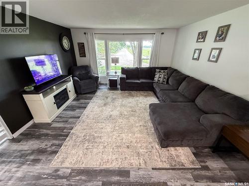 102 Claustre Avenue, Maple Creek, SK - Indoor Photo Showing Living Room