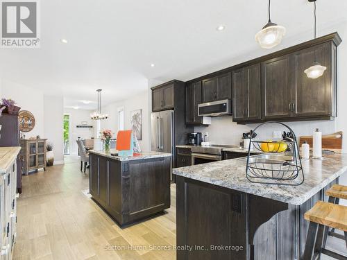 404 Devonshire Road, Saugeen Shores, ON - Indoor Photo Showing Kitchen With Upgraded Kitchen