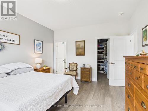 404 Devonshire Road, Saugeen Shores, ON - Indoor Photo Showing Bedroom