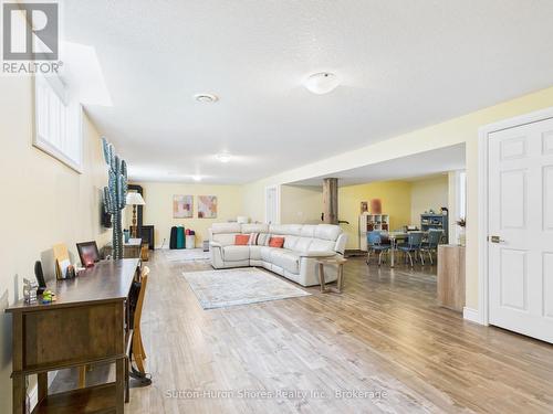 404 Devonshire Road, Saugeen Shores, ON - Indoor Photo Showing Living Room
