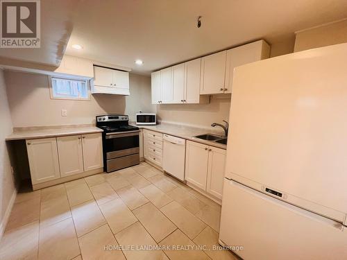 2749 Truscott Drive, Mississauga, ON - Indoor Photo Showing Kitchen