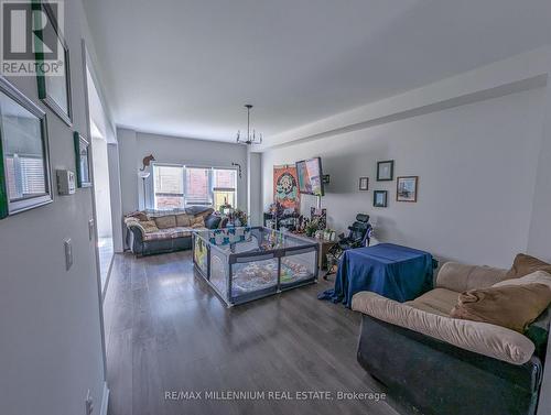 136 Tumblewood Place, Welland, ON - Indoor Photo Showing Living Room