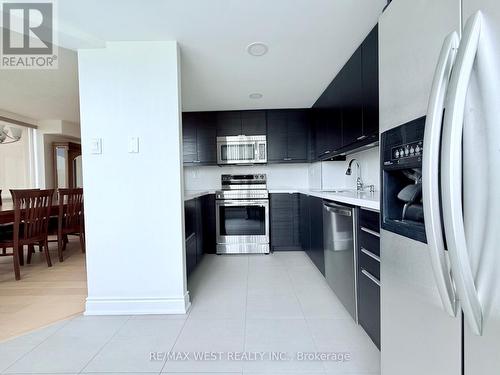 Uph1 - 25 Fairview Road W, Mississauga, ON - Indoor Photo Showing Kitchen