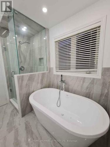 7153 Village Walk, Mississauga, ON - Indoor Photo Showing Bathroom