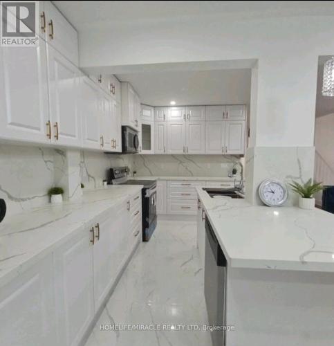 7153 Village Walk, Mississauga, ON - Indoor Photo Showing Kitchen