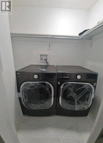7153 Village Walk, Mississauga, ON - Indoor Photo Showing Laundry Room