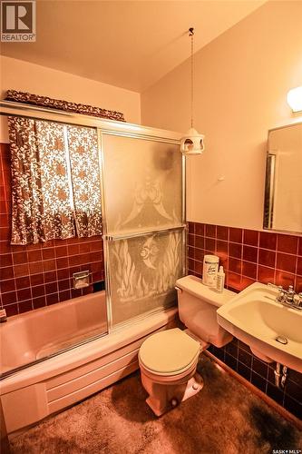 175 6Th Avenue W, Shaunavon, SK - Indoor Photo Showing Bathroom