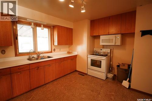 175 6Th Avenue W, Shaunavon, SK - Indoor Photo Showing Kitchen