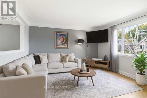 58 Seven Oaks Drive, Hamilton, ON - Indoor Photo Showing Living Room