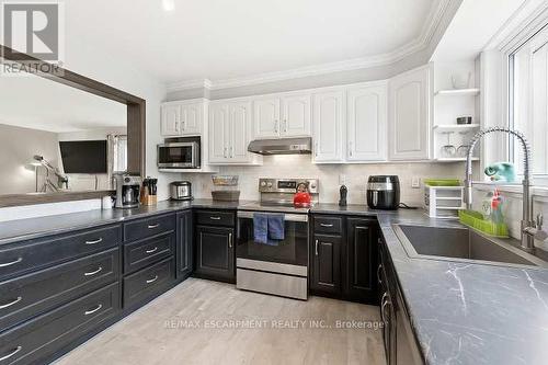 58 Seven Oaks Drive, Hamilton, ON - Indoor Photo Showing Kitchen With Upgraded Kitchen