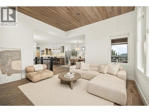 1437 April Springs Court, Kelowna, BC - Indoor Photo Showing Living Room