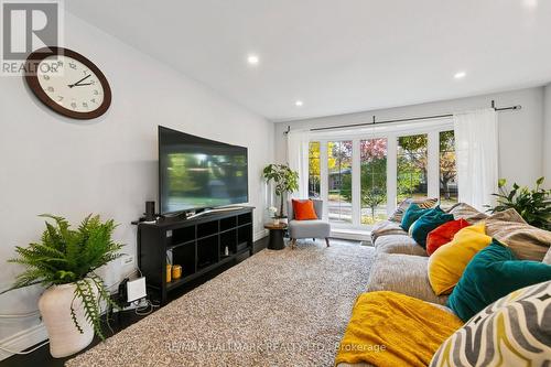 2251 Carol Road, Oakville, ON - Indoor Photo Showing Living Room