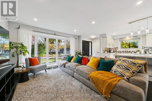 2251 Carol Road, Oakville, ON - Indoor Photo Showing Living Room