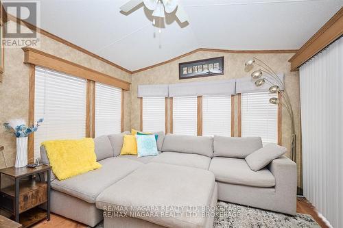 525 - 1501 Line 8 Road, Niagara-On-The-Lake (Queenston), ON - Indoor Photo Showing Living Room
