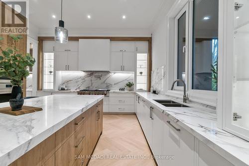84 Pebbleridge Place, Oakville, ON - Indoor Photo Showing Kitchen With Double Sink With Upgraded Kitchen