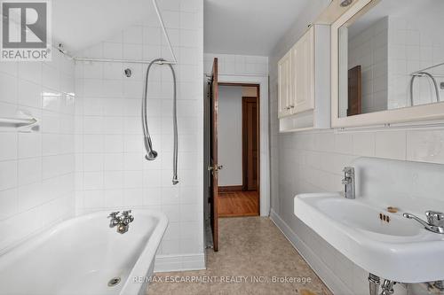 103 Leinster Avenue S, Hamilton, ON - Indoor Photo Showing Bathroom