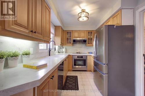 411 The Thicket, Mississauga, ON - Indoor Photo Showing Kitchen With Upgraded Kitchen