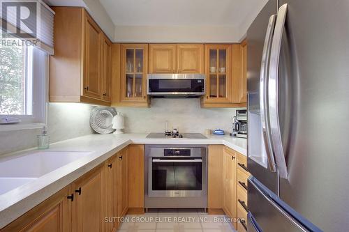411 The Thicket, Mississauga, ON - Indoor Photo Showing Kitchen