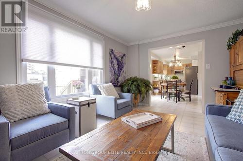 411 The Thicket, Mississauga, ON - Indoor Photo Showing Living Room