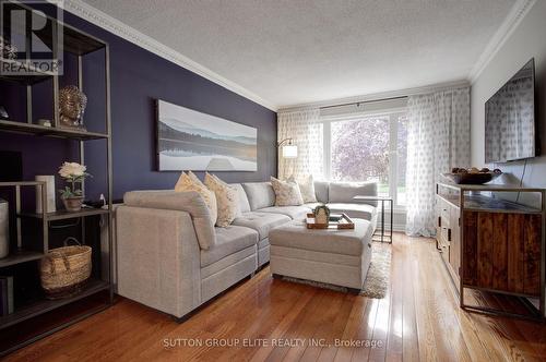 411 The Thicket, Mississauga, ON - Indoor Photo Showing Living Room