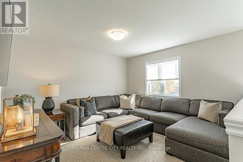 150 Queen Street, Middlesex Centre (Komoka), ON - Indoor Photo Showing Living Room