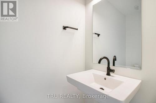 947 Cologne Street, Russell, ON - Indoor Photo Showing Bathroom