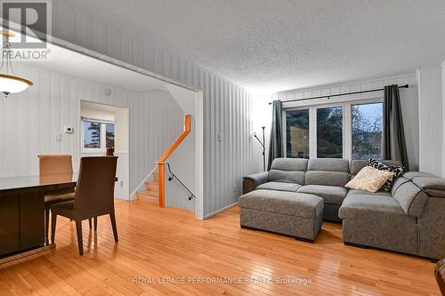 25 - 168 Salter Crescent, Ottawa, ON - Indoor Photo Showing Living Room