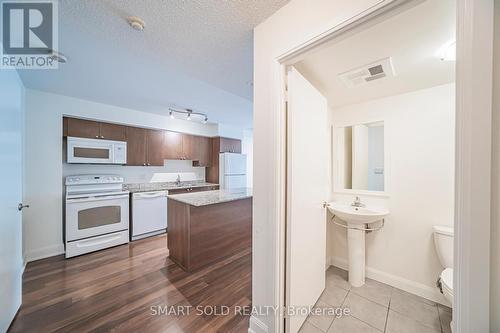 901 - 2191 Yonge Street, Toronto, ON - Indoor Photo Showing Kitchen