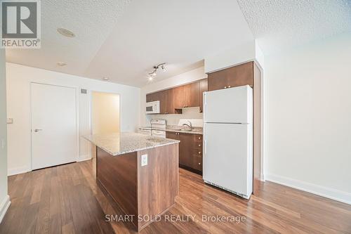 901 - 2191 Yonge Street, Toronto, ON - Indoor Photo Showing Kitchen