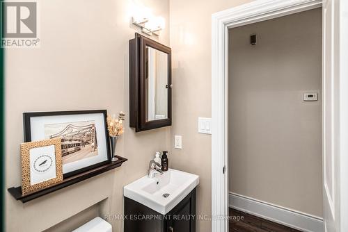 319 Hunter Street W, Hamilton, ON - Indoor Photo Showing Bathroom