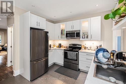 319 Hunter Street W, Hamilton, ON - Indoor Photo Showing Kitchen