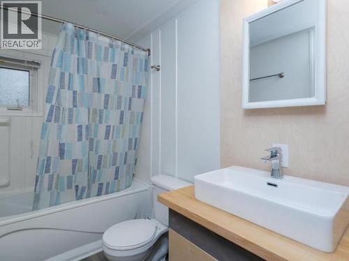 50-833 Range Road, Whitehorse, YT - Indoor Photo Showing Bathroom