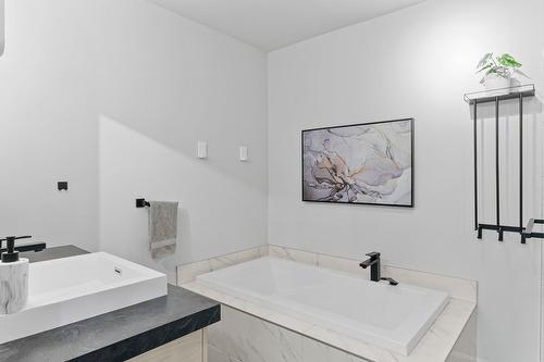 Salle de bains - 123 Rue Des Récoltes, Sainte-Barbe, QC - Indoor Photo Showing Bathroom