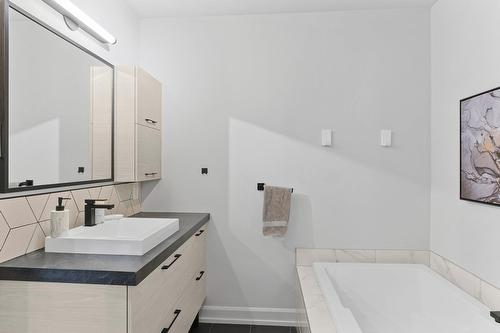 Salle de bains - 123 Rue Des Récoltes, Sainte-Barbe, QC - Indoor Photo Showing Bathroom