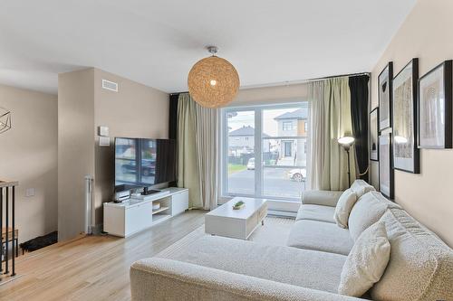 Salon - 123 Rue Des Récoltes, Sainte-Barbe, QC - Indoor Photo Showing Living Room
