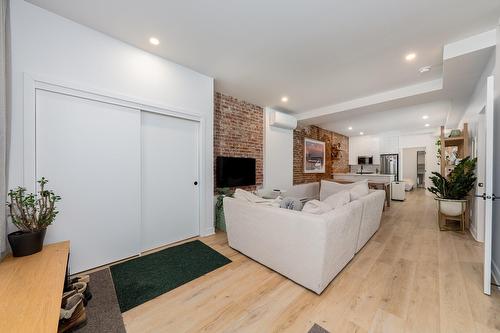 Salon - 6712 Rue St-Denis, Montréal (Rosemont/La Petite-Patrie), QC - Indoor