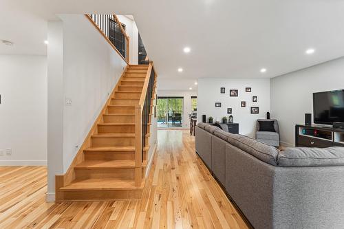 Salon - 814 Imp. De La Roche, Granby, QC - Indoor